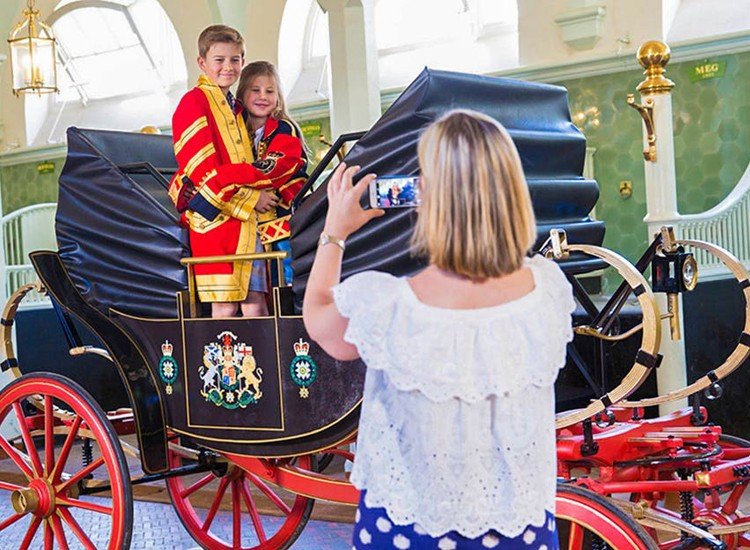 Buckingham-palace-Horse-ride3